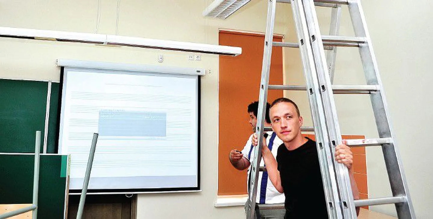 Poska gümnaasiumi õppealajuhataja Alo Savi on uhke, et kõik kooli klassid on saanud video- ehk dataprojektori.