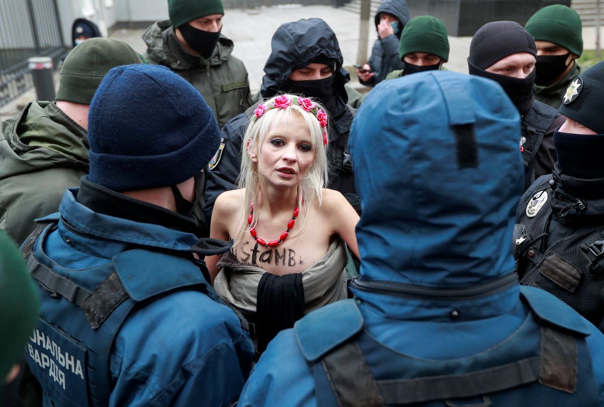 Ukraina politsei aktivisti ümber.