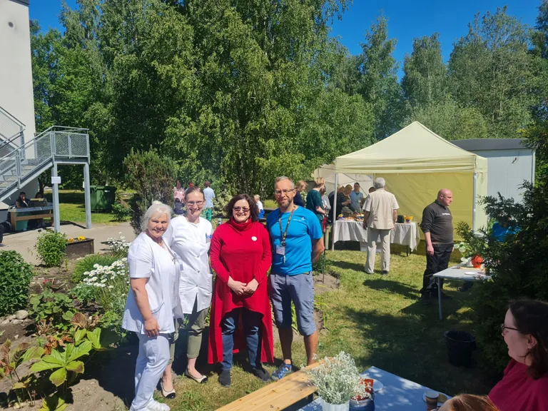 Psühhiaatriakliiniku päevakeskuse patsiendipäevadel avati aiakohvik.