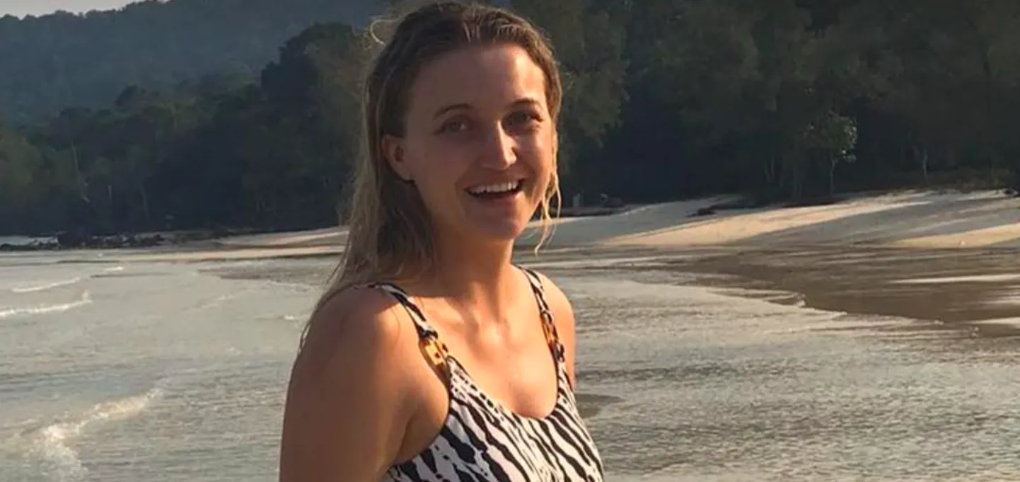 Sõbrannaga Singapurist Londonisse lennanud Julia Walentini karmi pohmelli peeti lennureisil koroonaviiruseks.