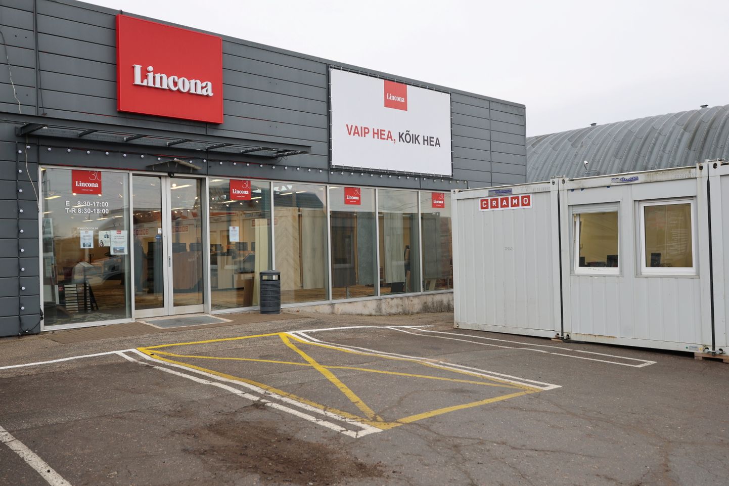 Töö Lincona müügiesinduses jätkub ehituse ajal üsna tavapärases rütmis, sest seda võimaldab maja ette paigaldatud ehitussoojakutest konteinerlinnak.