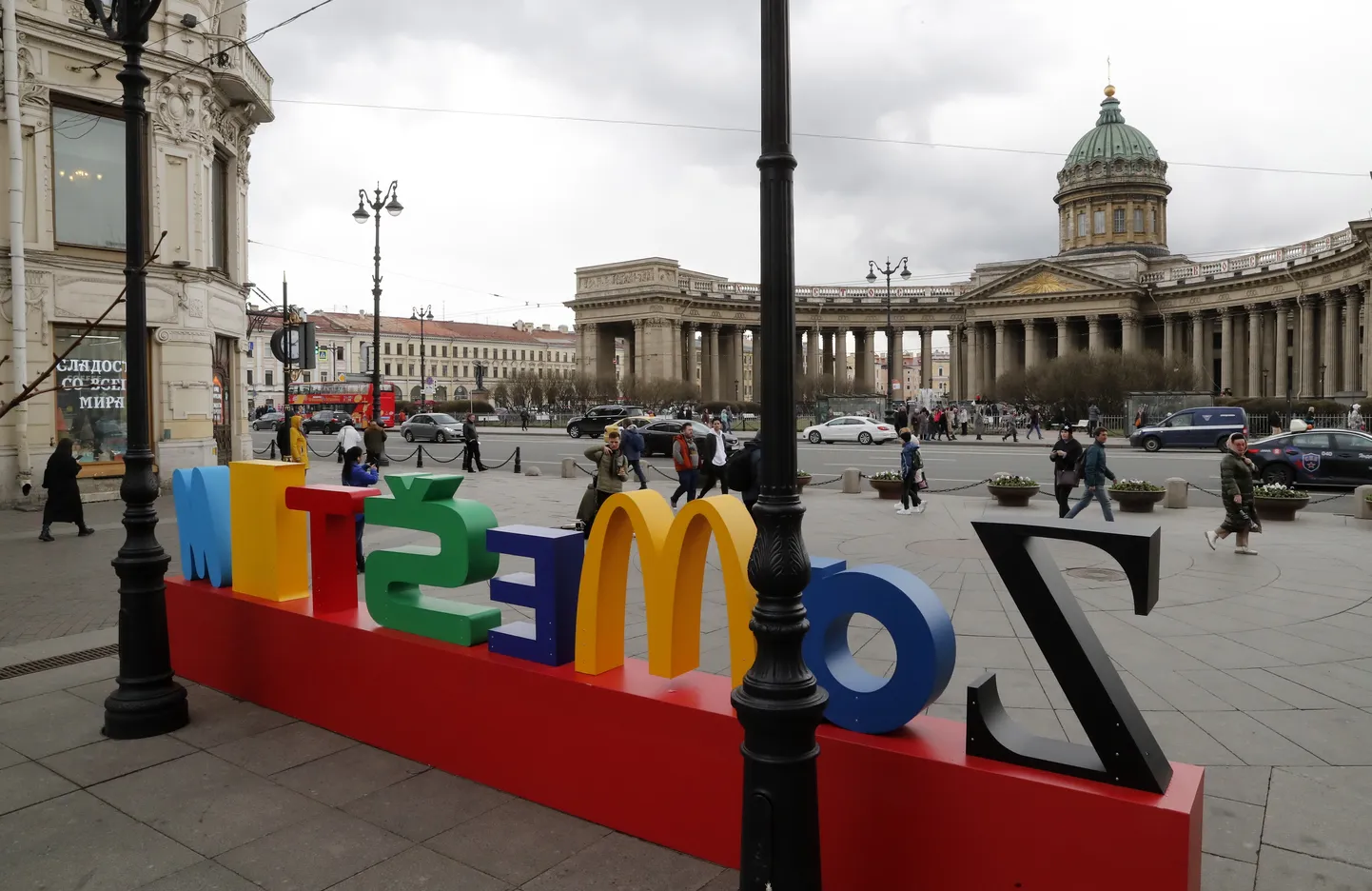 Vene propaganda reaktsioon sanktsioonidele: protestiks sõjale Venemaal tegevuse lõpetanud ettevõtete logodest on Peterburis tehtud installatsioon «Maksame kätte» 27.04.2022