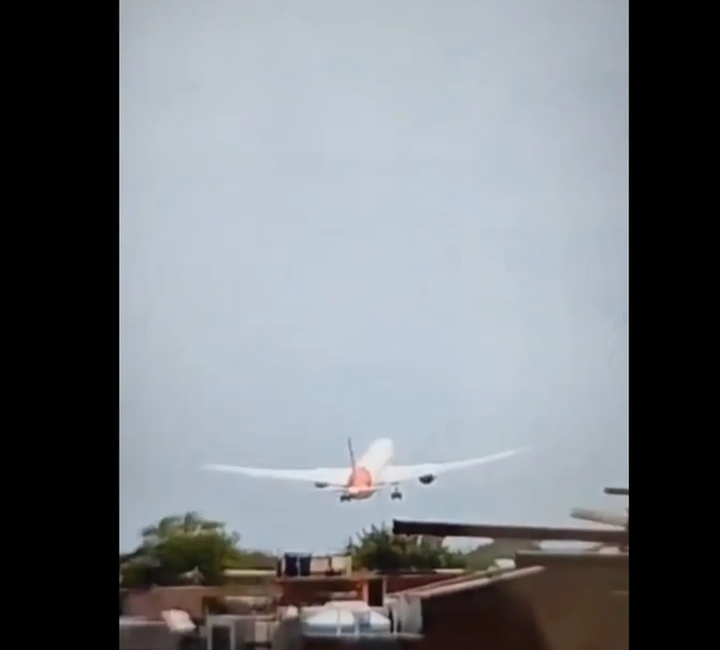 Air India lend AI171 hakkas siiani ebaselgetel põhjustel laskuma vaid tosin sekundit pärast õhkutõusu ja põrkas kokku majadega.