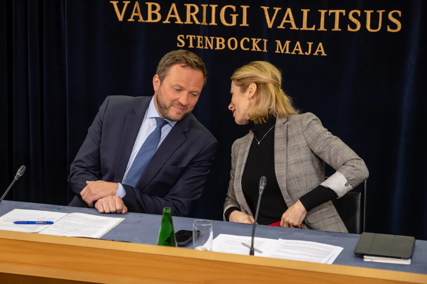 Välisminister Margus Tsahkna ja peaminister Kaja Kallas pressikonverentsil.