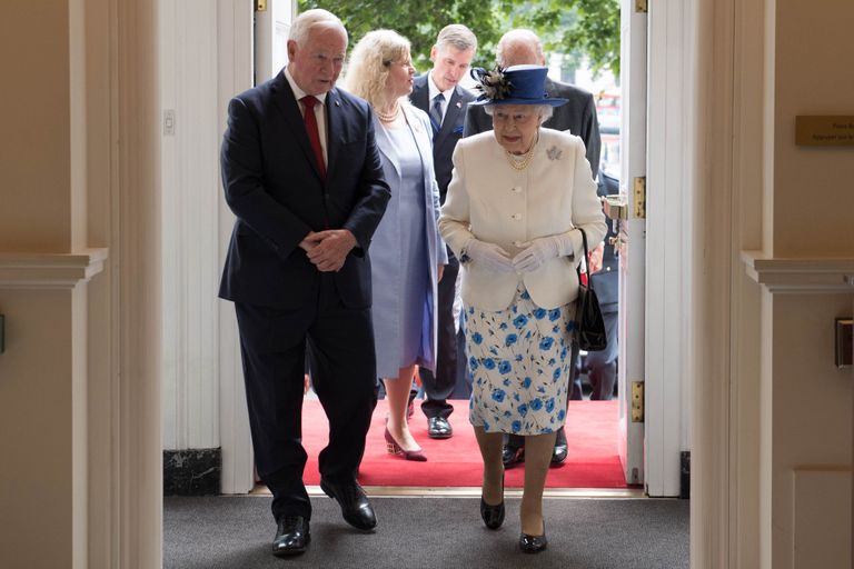 Briti kuninganna Elizabeth II külastas Londonis Kanada maja ja kohtus Kanada kuberneri David Johnstoniga