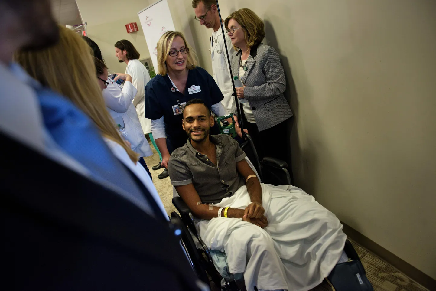 Pühapäeval USA-s Orlando ööklubis Pulse toimunud massitulistamise ellujääja Angel Colon (keskel).