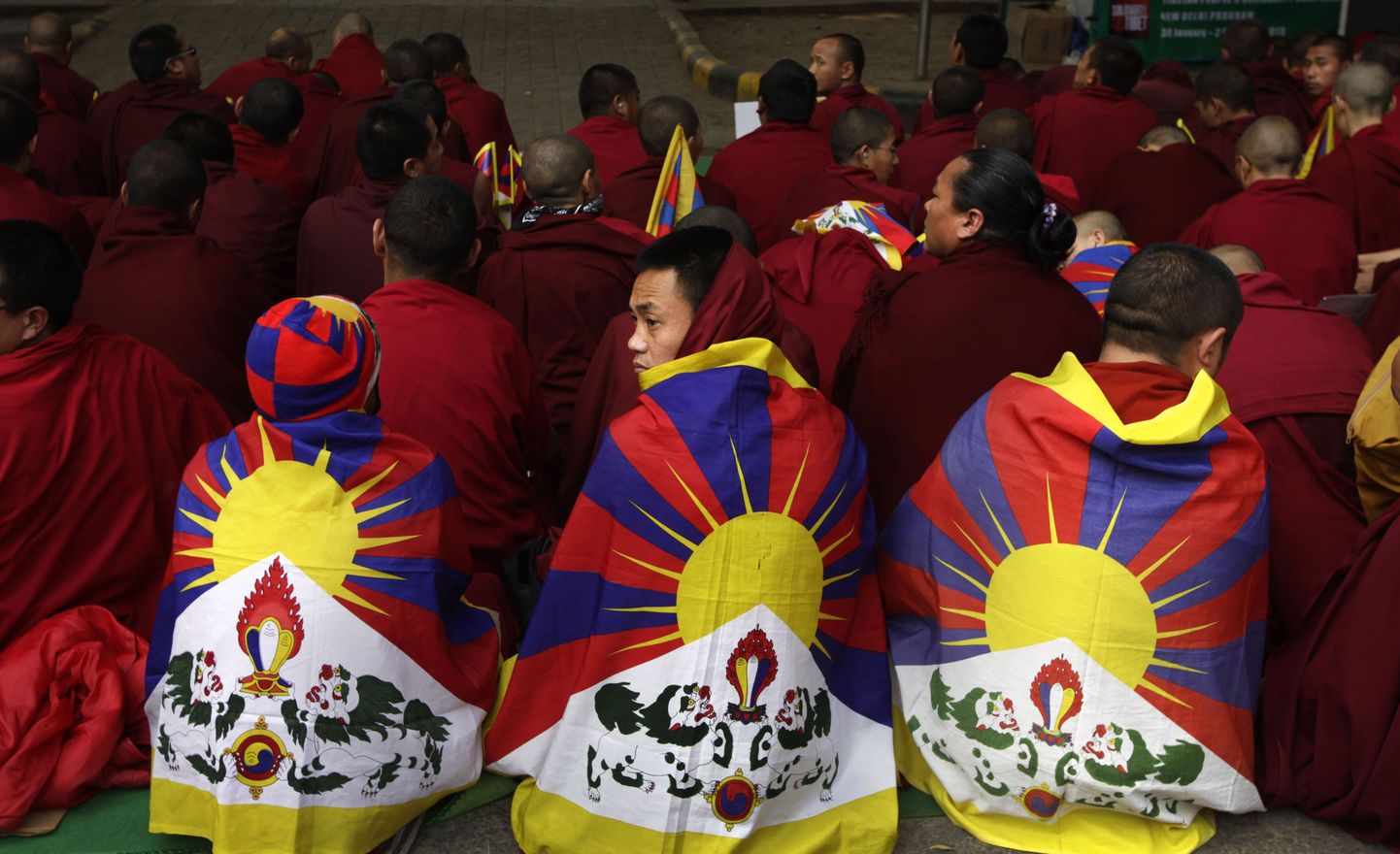 Tiibeti mungad ja nunnad Tiibeti lippudega.