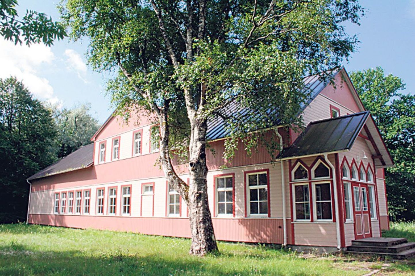Häädemeestele ehitati 1914. aastal vallakool ja köstri eluruumid, põhjaliku remondi järel avas seal 2009. aastal uksed seltsimaja.
