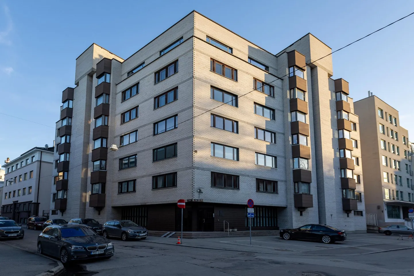 Nõukogude otsustajatele õnnestus siiski selgeks teha, et Tallinna kesklinna tüüpprojektid hästi ei sobi. Pildil Raine Karbi projekteeritud maja Tina tänav 21a.