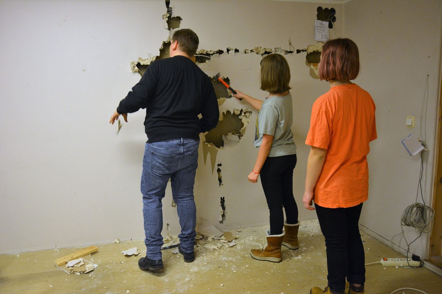 Võsu noorteklubi aktiivsed liikmed alustasid uutes ruumides remonditöödega.
