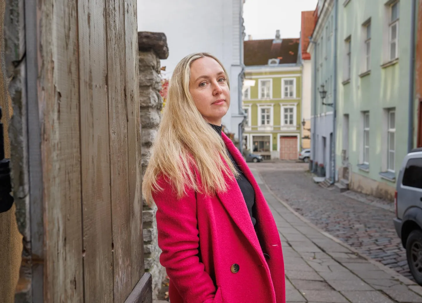 Tallinna Õpetajate Maja endine direktor Kristi Vimberg talle saatuslikuks saanud Apteegi 6 ruumi sissepääsu juures.