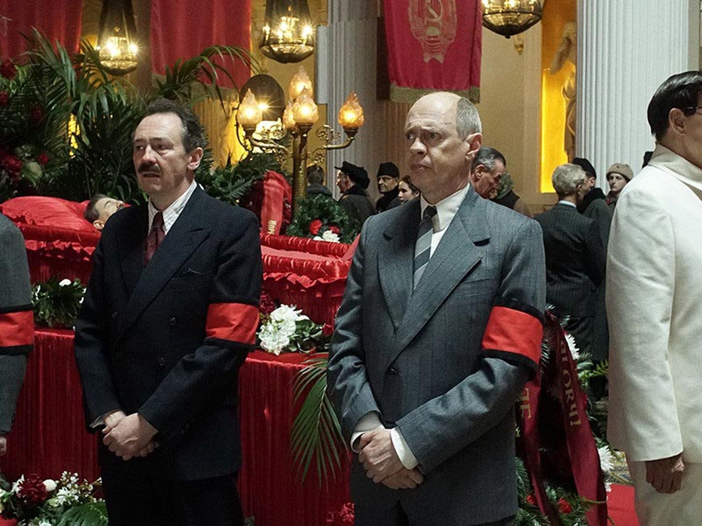 Stalini surmast üritab sarnaselt julgeolekujuht Lavrenti Beriaga kasu lõigata ka tulevane NSV Liidu Ministrite Nõukogu esimees Nikita Hruštšov, keda kehastab Steve Buscemi (paremal).