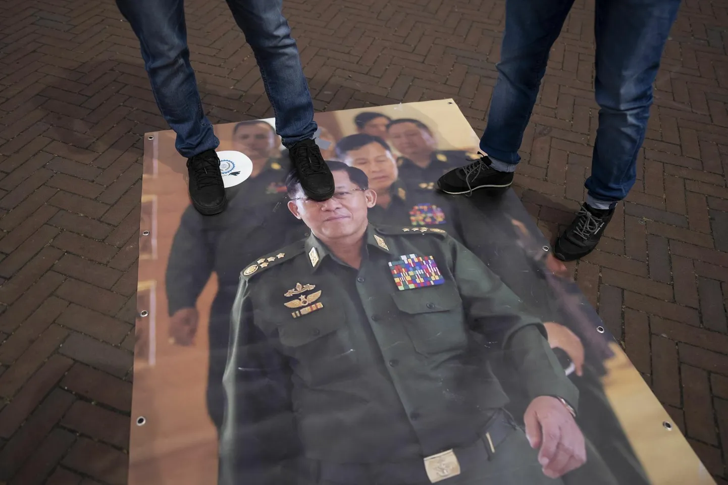 Meeleavaldajad tallamas Myanmari sõjaväehunta juhi kindral Min Aung Hlaingi plakatit.