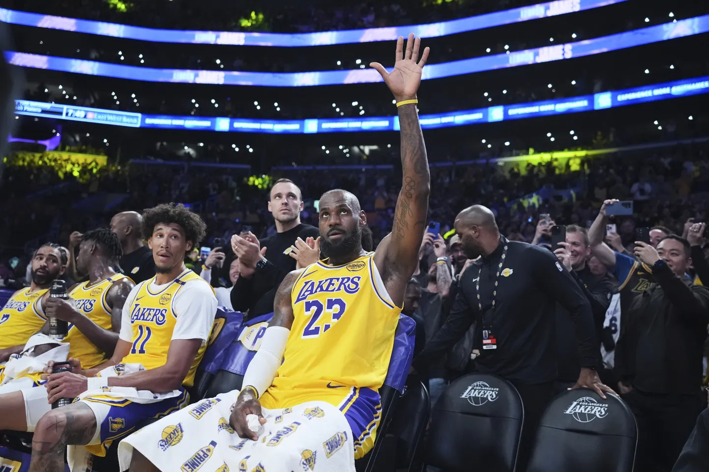 LeBron James lehvitab rahvale pärast seda, kui ületas 50 000 punkti piiri.