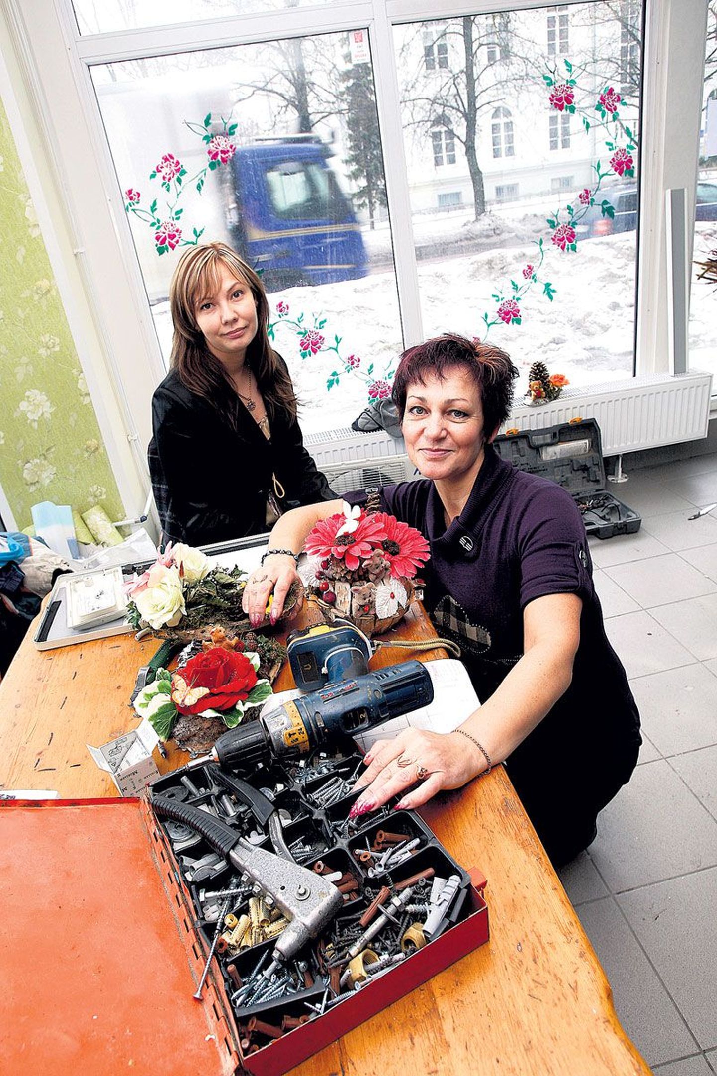 Tatjana Gubenko (paremal) haarab tööriistade järele, sest elu on talle paljusid ameteid õpe­tanud. Koos Viktoria Veresininaga avab ta 5. märtsil Riia tänaval uue lillepoe.