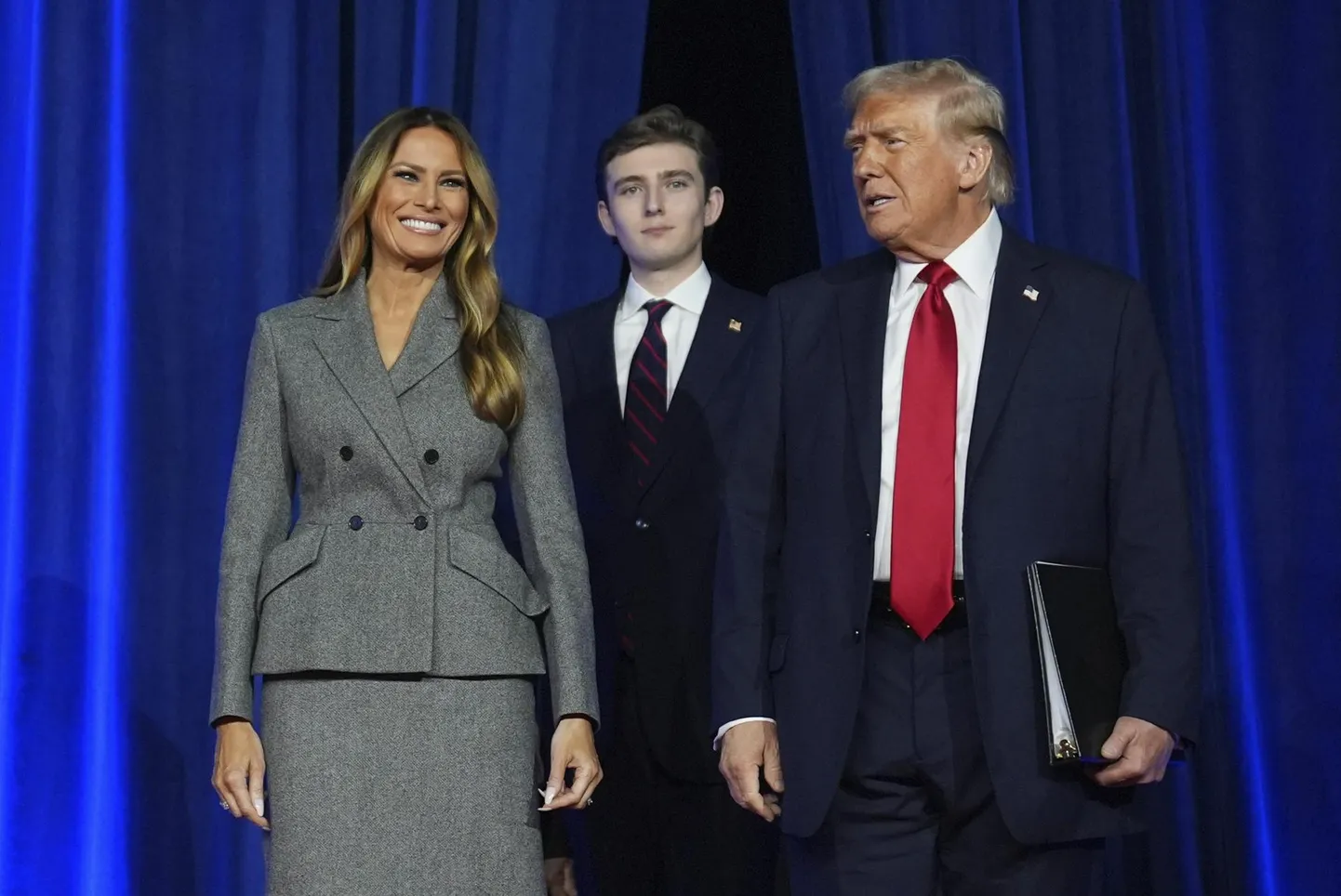 Melania Trump koos abikaasa Donald Trumpi ja poja Barron Trumpiga 2024. aasta novembris valimisõhtul, mis kindlustas Trumpidele uue ametiaja Valges Majas.