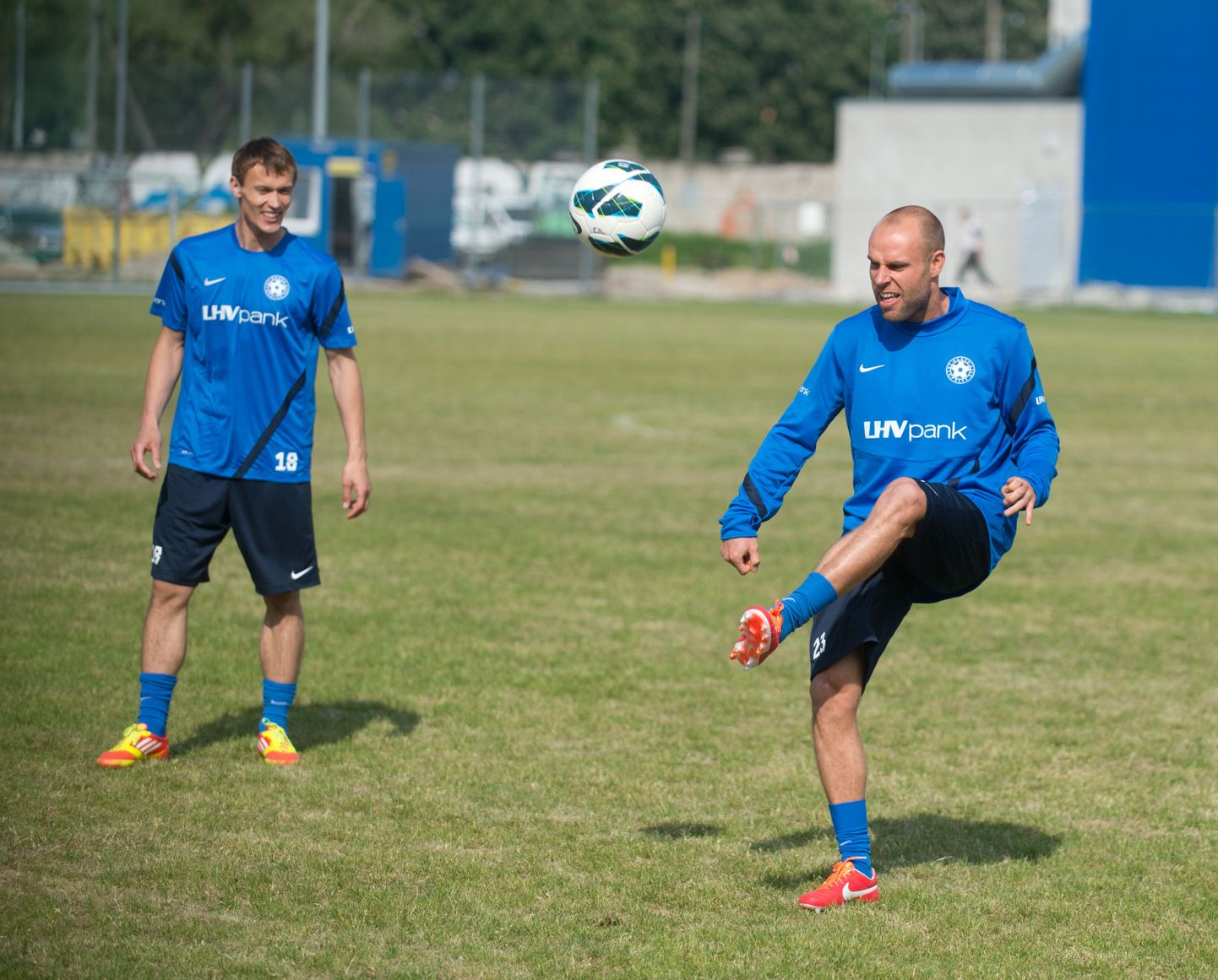 Joel Lindpere (paremal) Eesti jalgpallikoondise treeningul.