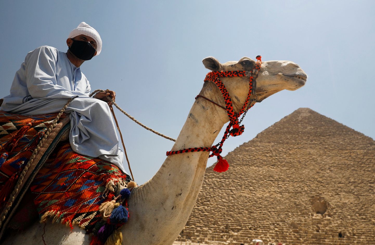 Kaamliga mees Giza püramiidide juures.