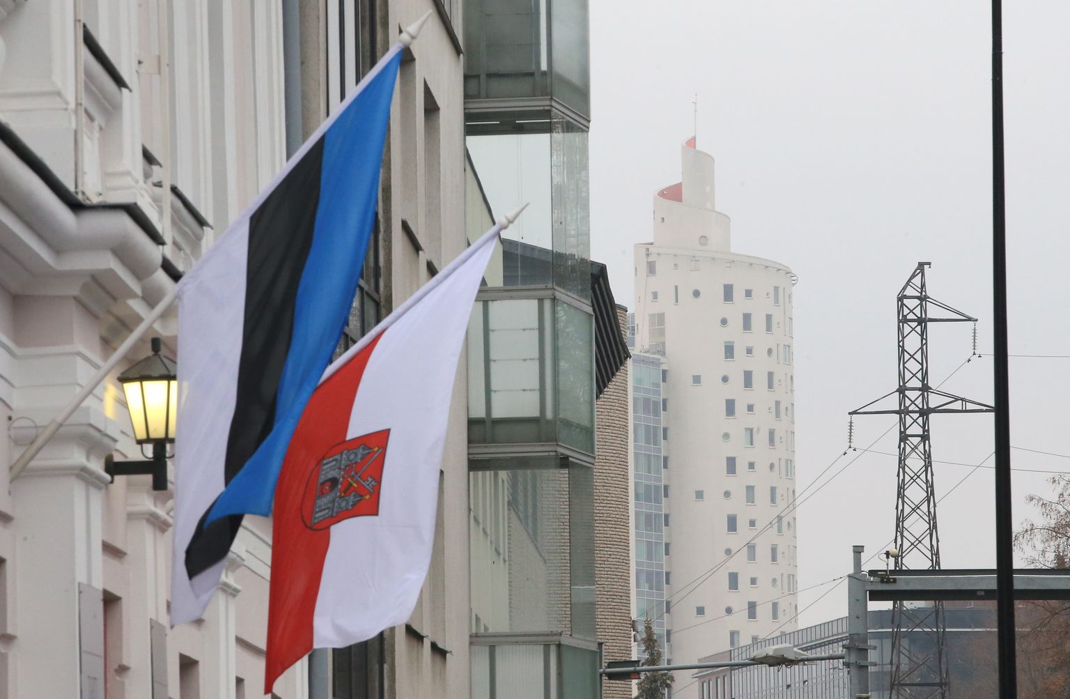 Lipud Tartu linnamuuseumi fassaadil Narva maanteel.