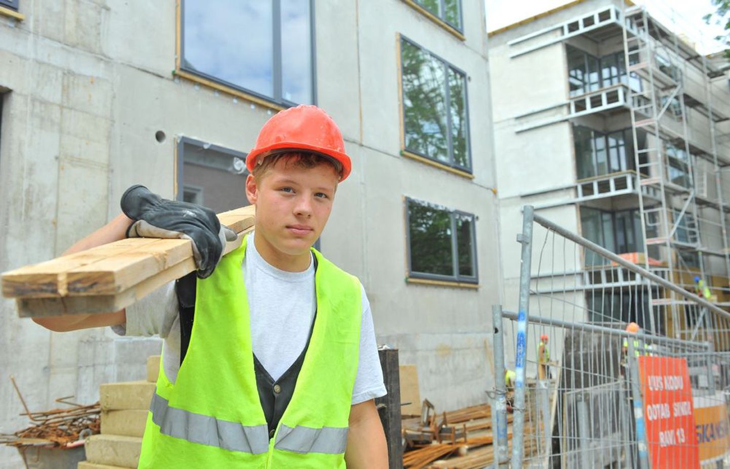 Ravi tänava korterelamute ehitusel esimest kuud tööl olev Sten loodab, et tööd jagub suve lõpuni.