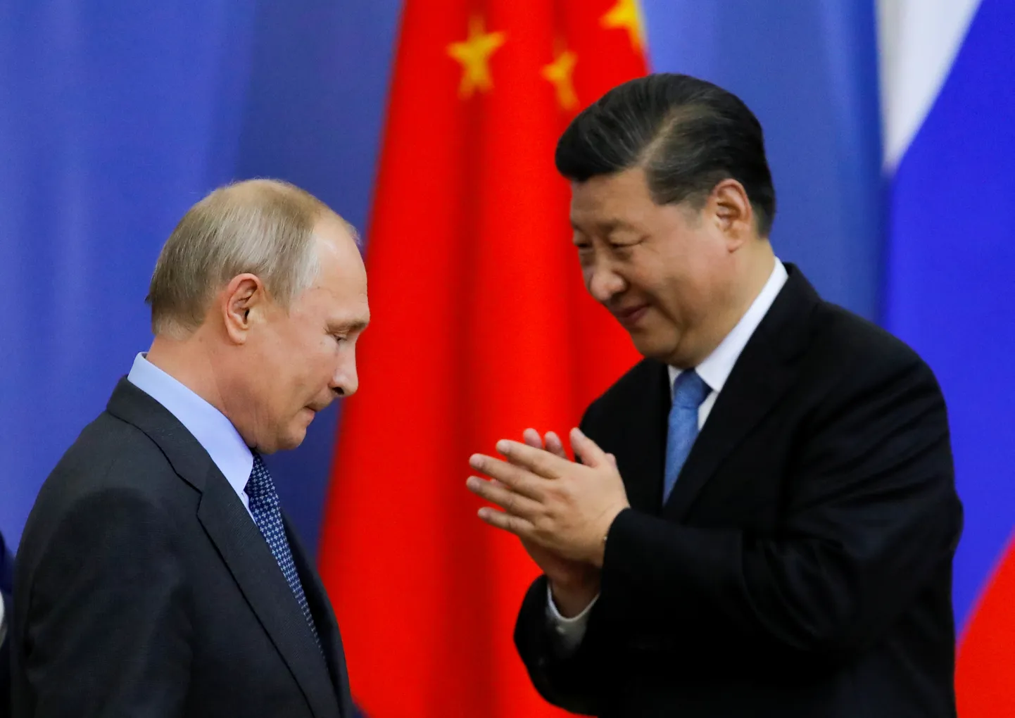 Председатель Китая Си Цзиньпин смотрит на Путина сверху вниз в Санкт-Петербурге в 2019 году. Витаутас Ландсбергис, первый лидер Литвы после восстановления ее независимости, уверен, что часть России будет оккупирована Китаем, а Европа должна перестать бояться Путина. Об этом 92-летний ветеран борьбы стран Балтии за независимость говорил на Форуме Свободной России, который прошел 5 октября 2024 года в Вильнюсе.