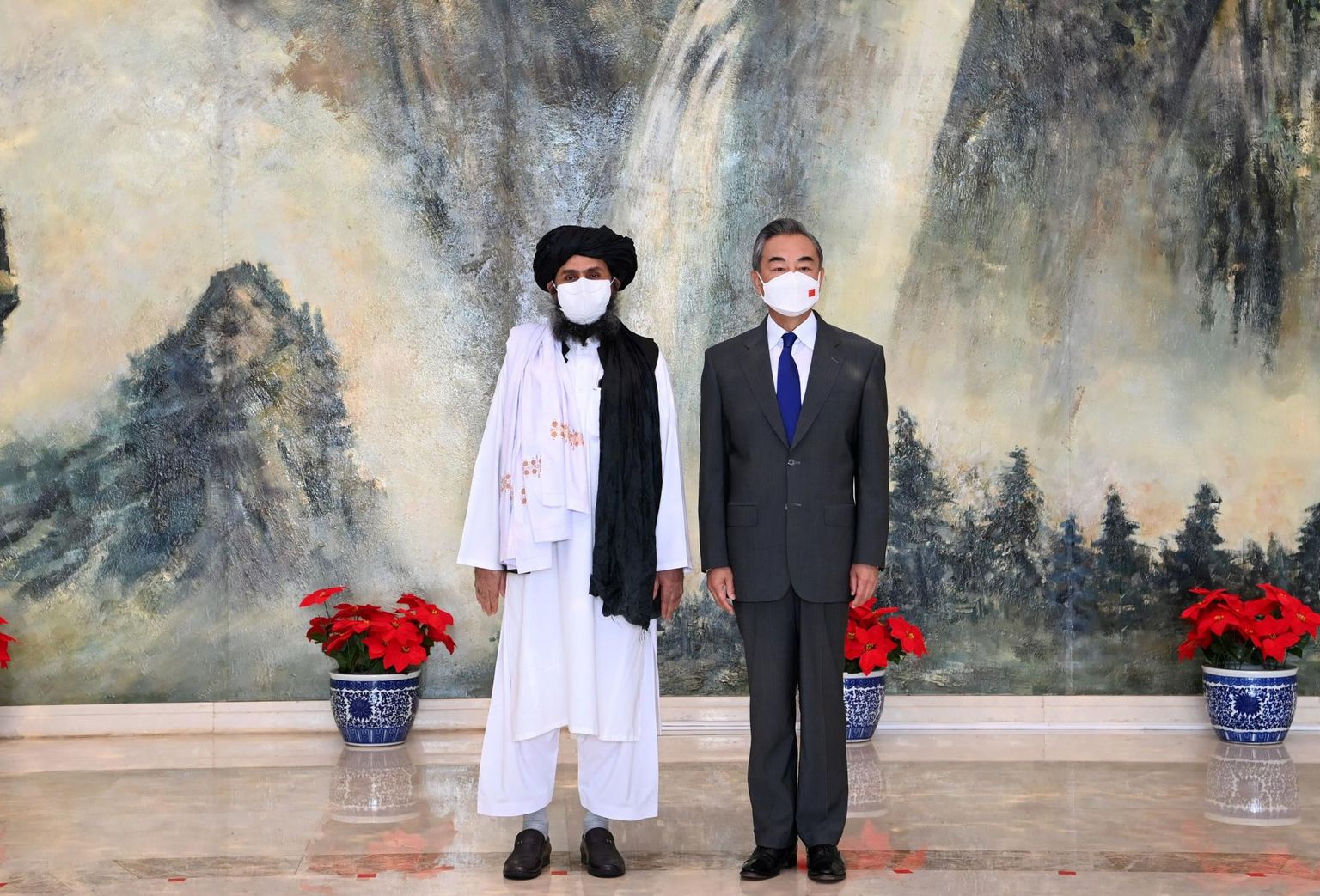 Hiina välisminister Wang Yi kohtub Mullah Abdul Ghani Baradariga, Talibani poliitilise tiiva juhiga Tianjinis, Hiinas 28. juulil 2021.