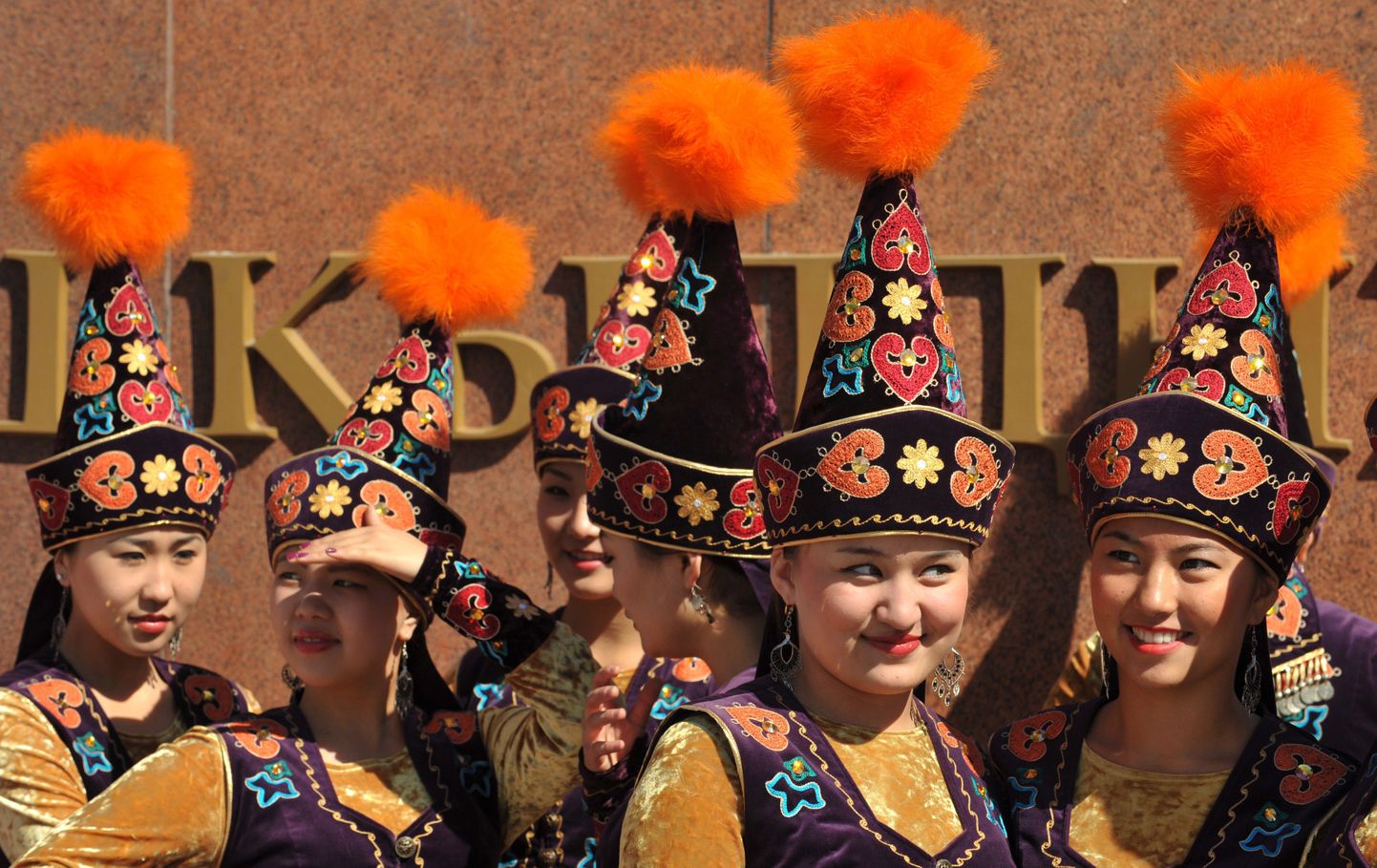Kirgiisi naised rahvariietes.