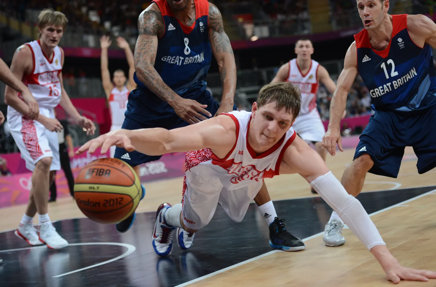 Venemaa koondise mängumees Timofei Mozgov (esiplaanil) 2012. aasta olümpiamängudel, kus Venemaa koondis võitis pronksmedalid. FIBA praeguse otsuse korral pole aga Mozgovil ega tema koondisekaaslastel tänavusele suurturniirile asja.
