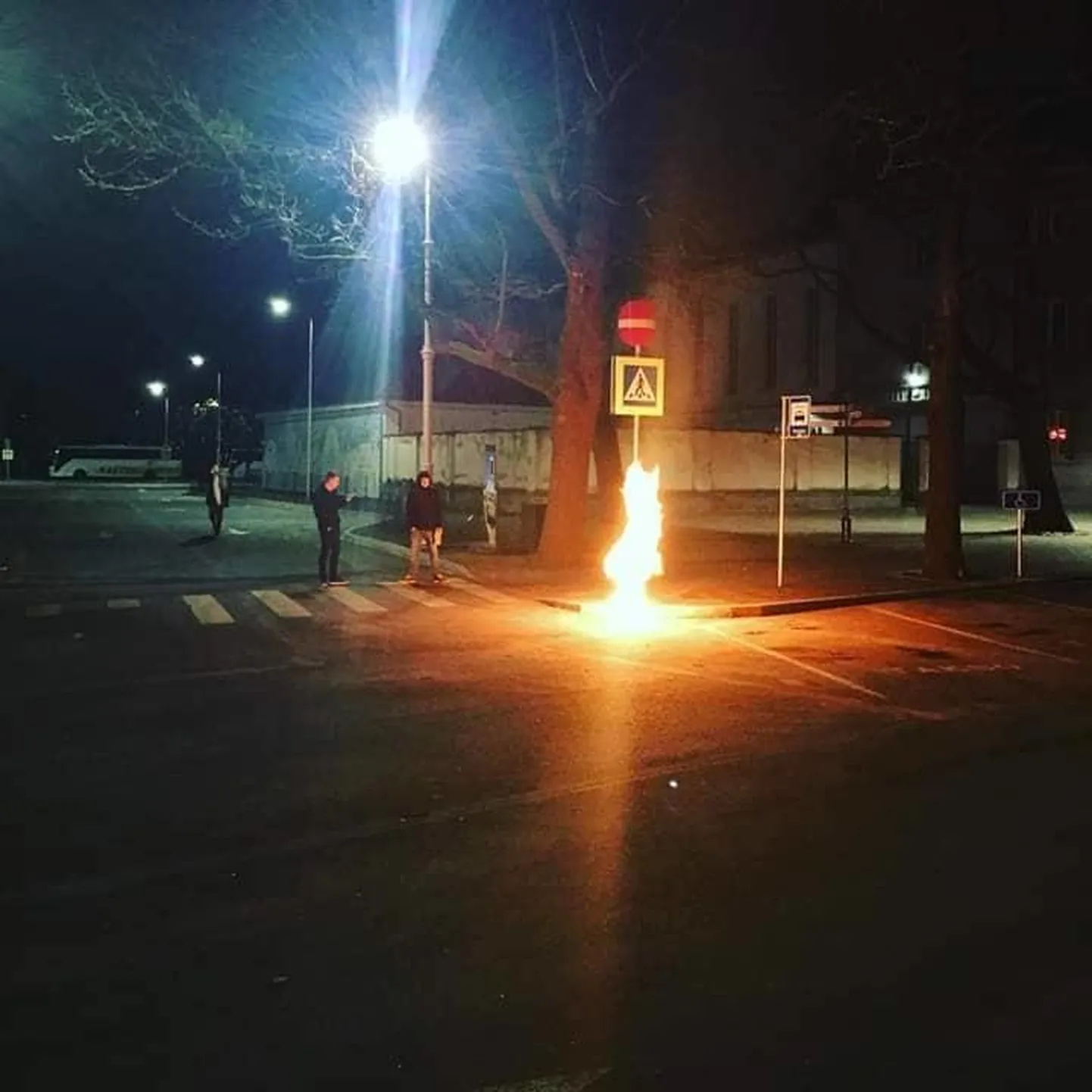 Ночью в Пярну на улице Пикаль из канализации вырывалось пламя.