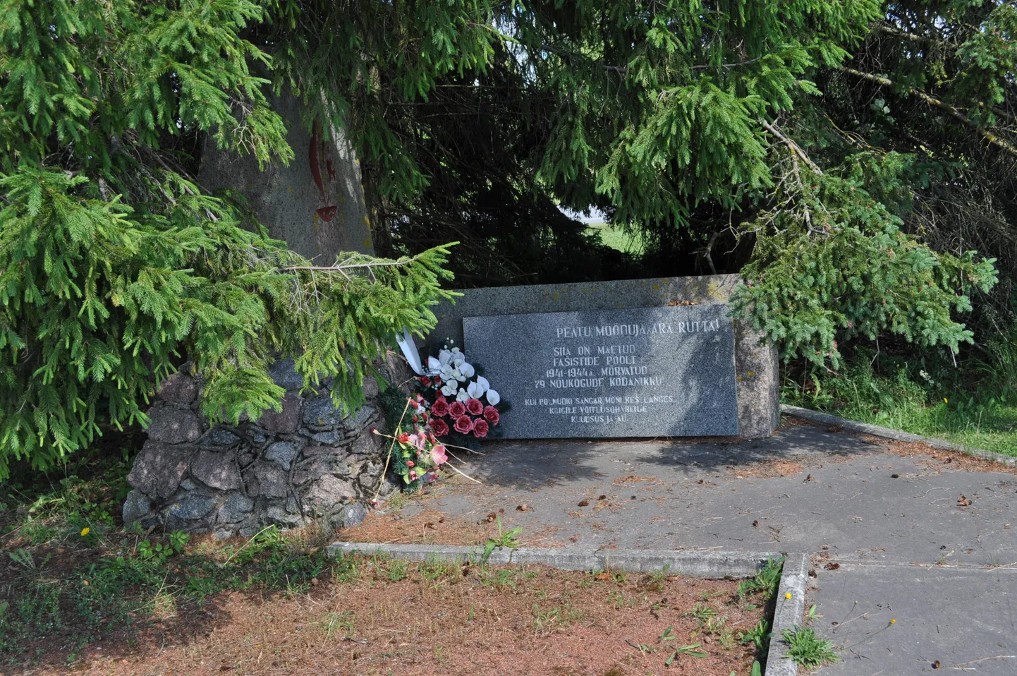 Põhjarannik kirjutas eelmisel nädalal Iisaku aleviku keskel asuvast sõjahauda tähistavast monumendist, mille teisaldamiseks kohalikud elanikud petitsioonile allkirju koguvad.