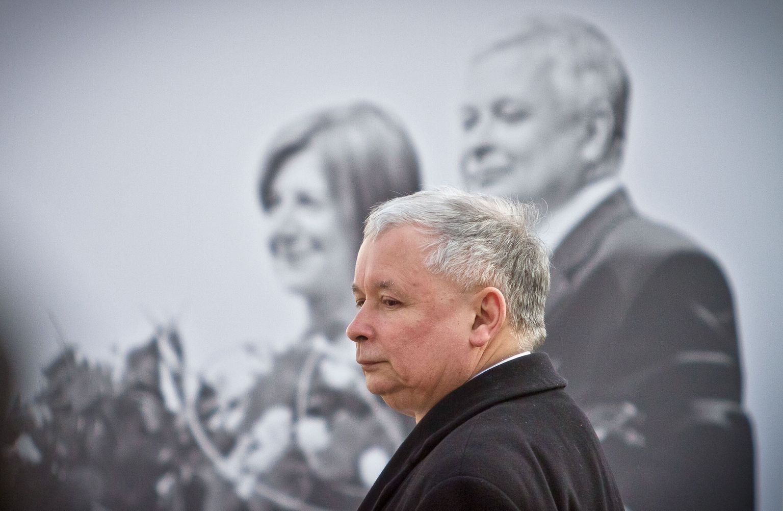 Jarosław Kaczyński oma kaksikvenna Lech Kaczyński ja tema abikaasa Maria Kaczyńska pildi taustal.