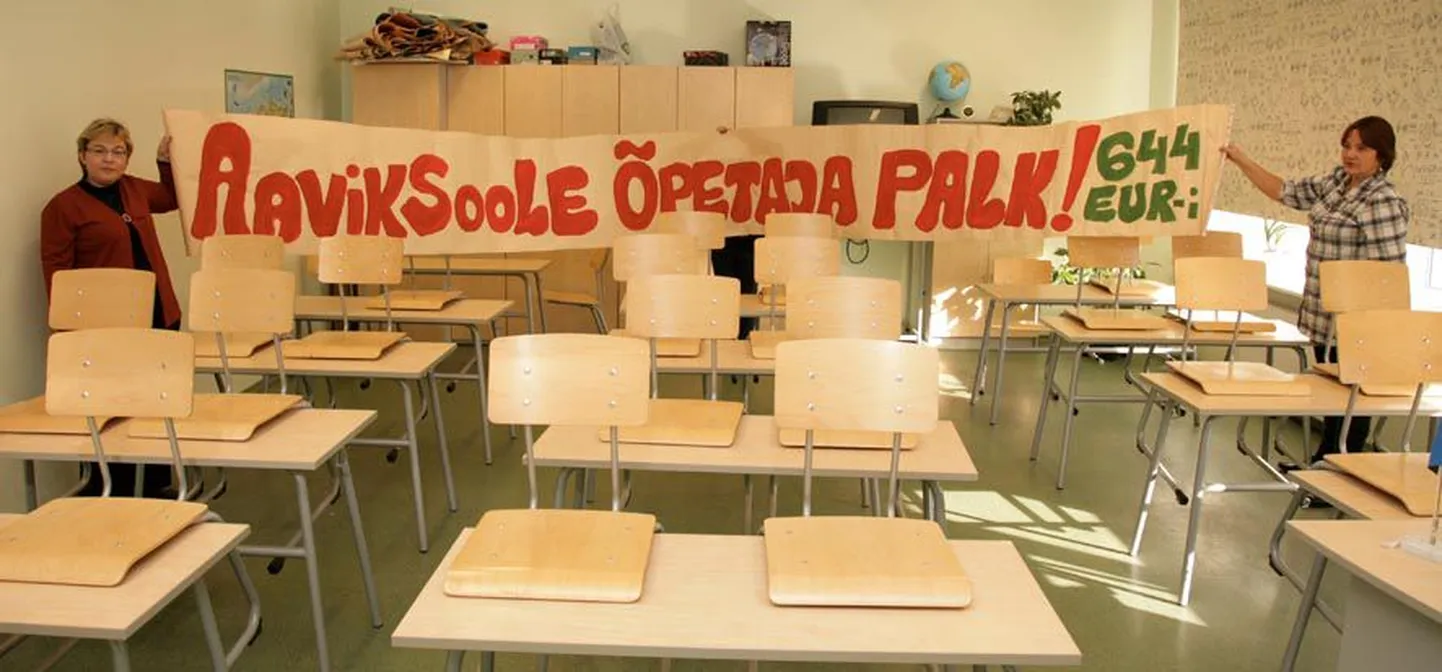 Paide gümnaasiumi õpetajad Siiri Sitska (vasakul) ja Ester Koplimets näitavad plakatit, mille õpetajad maalisid streigi tarvis.