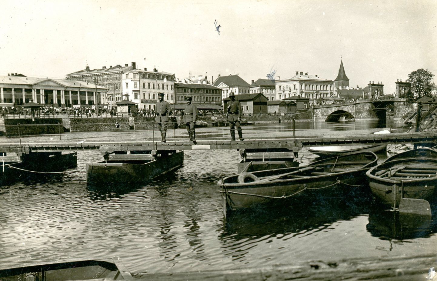 Emajõe kaldapealne ja turuplatsid 1918. aasta suvel, kui rajati Holmi ujuvsild.