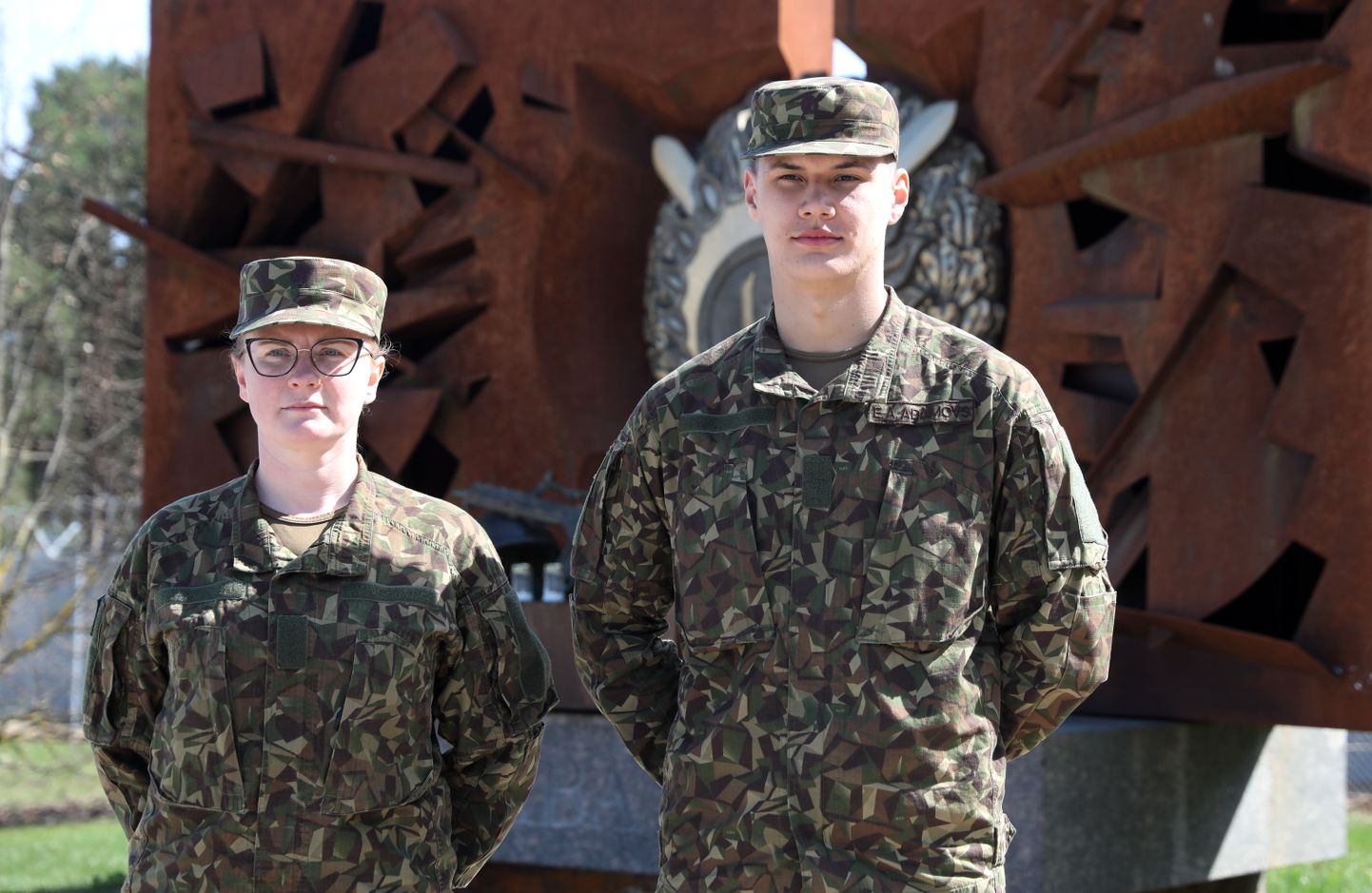 Nacionālo bruņoto spēku (NBS) kareive Elīna Lauva un kareivis Ernests Adamovs piedalās mediju pasākumā NBS Ādažu bāzē