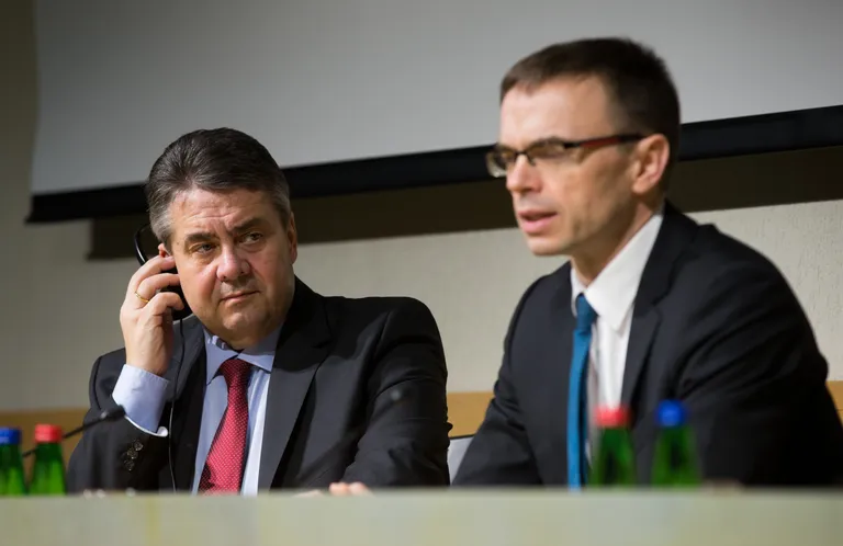 Saksamaa Liitvabariigi väliminister Sigmar Gabriel ja Eesti välisminister Sven Mikser eile Tallinnas pressikonverentsil. Foto: LIIS TREIMANN