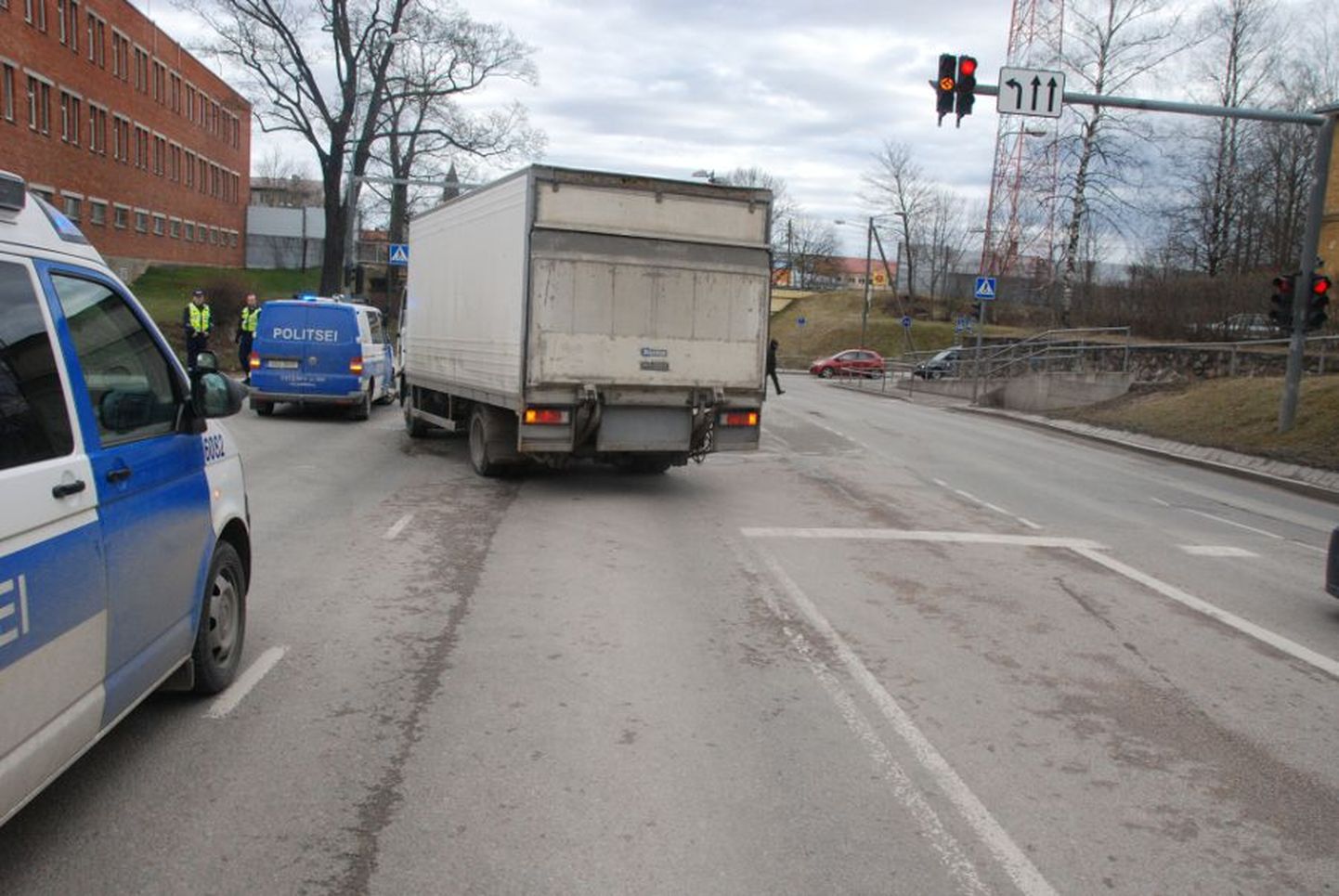 Liiklusõnnetus Tartus Riia ja Lembitu tänava ristmiku lähistel, milles osalesid politseisõiduk Volkswagen ja Volvo veoauto.