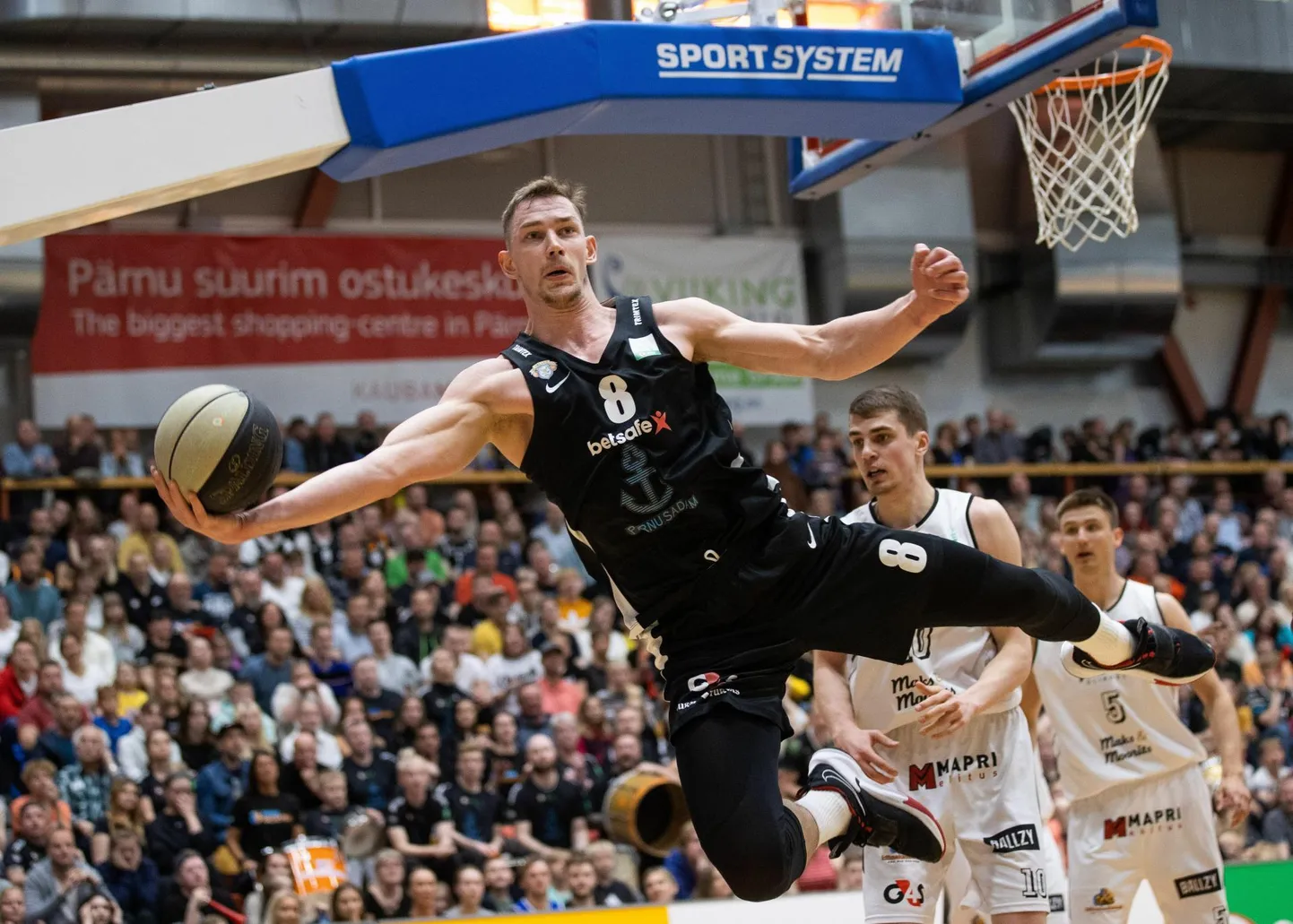 Pärnu Sadam eesotsas kapten Mihkel Kirvesega (palliga) püüab tänavu läbi lüüa ka eurosarjas.