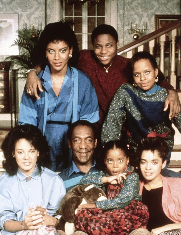 Seriaali «The Cosby Show» tegelased. Tagareas Phylicia Rashad Claire Huxtable'ina, Malcolm-Jamal Warner Theodore'ina, Tempest Bledsoe Vanessana. Ees Sabrina Lebeauf Sondrana, Bill Cosby Cliff Huxtable'ina, Keshia Knight Pulliam Rudyna ja Lisa Bonet Denise'ina