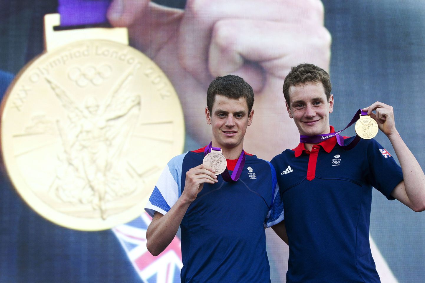 Londoni OMil medalirõõmu tundud Suurbritannia triatleedid Alistair (paremal) ja Jonny Brownlee.