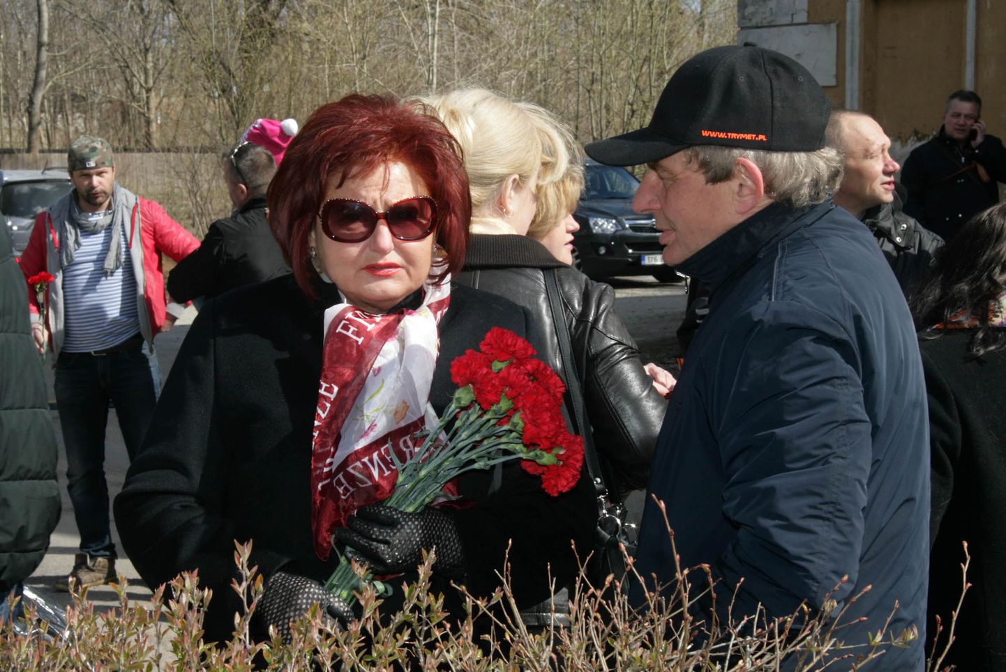 Kohtla-Järve linnapea Ljudmila Jantšenko ning tema eelkäija Jevgeni Solovjov sõbralikult vestlemas 2017. aasta 9. mail Kohtla-Järvel sõjas langenute monumendi juures. 22 päeva hiljem, 31. mail allkirjastas Jantšenko Solovjovile saadetud pretensiooni, kus nõuti linnale tekitatud rohkem kui 200 000 euro suuruse kahju hüvitamist.