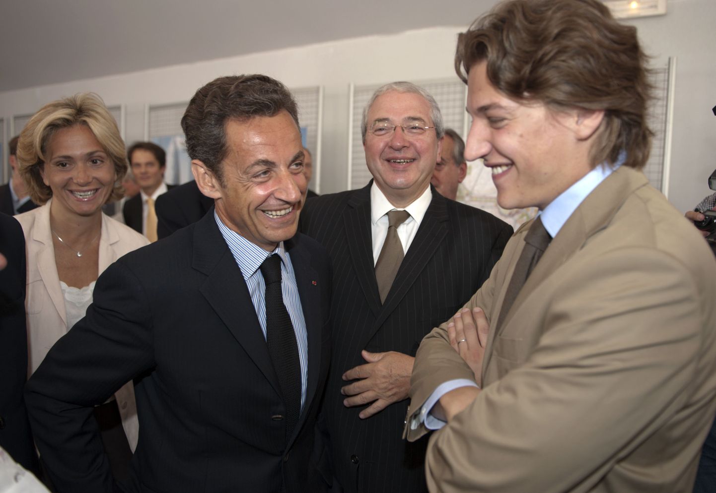 Prantsusmaa president Nicolas Sarkozy (vasakul) 2009. aasta juunis poja Jeaniga.