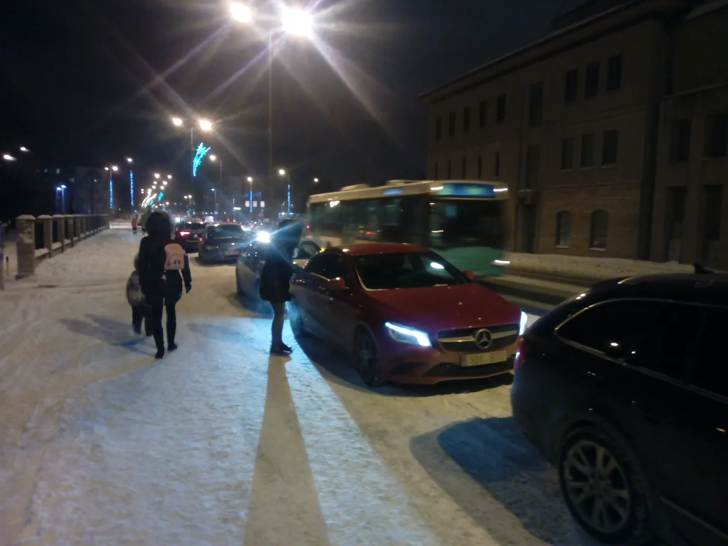 Водители паркуются на тротуаре.