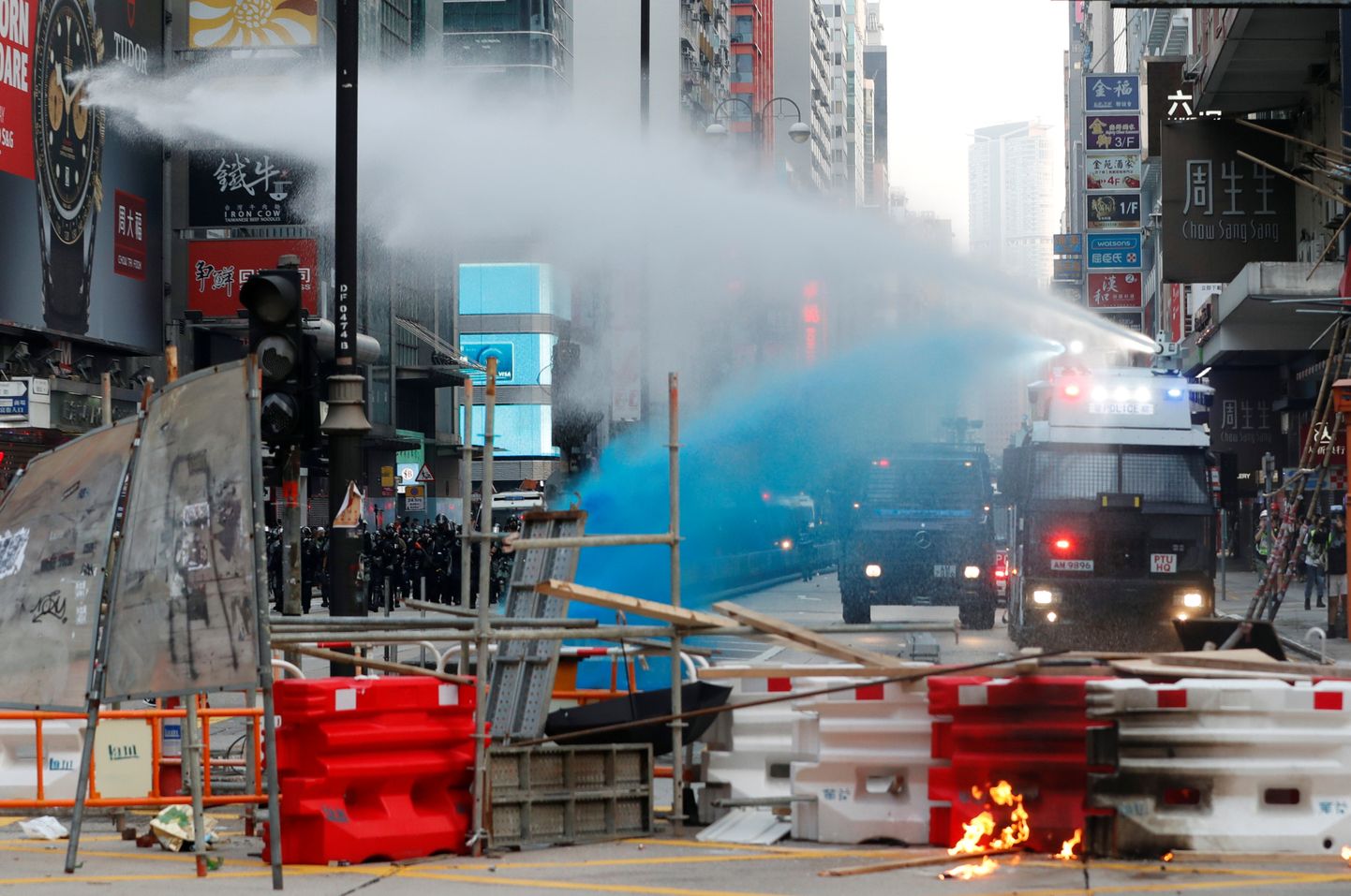 Hongkongi politsei veekahuritega meeleavaldajaid laiali ajamas.