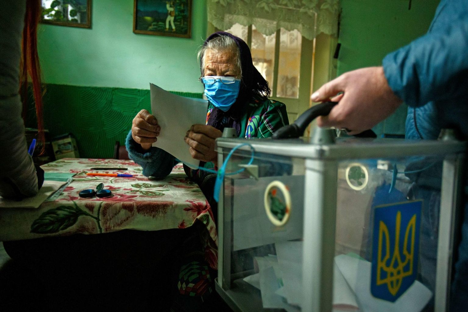 Tänavune valimisaktiivsus on Ukraina ajaloo madalaim: esimeses voorus hääletas vaid 37 protsenti ukrainlastest. Pildil annab oma ­koduköögis hääle vanaproua Kostrina külast. 