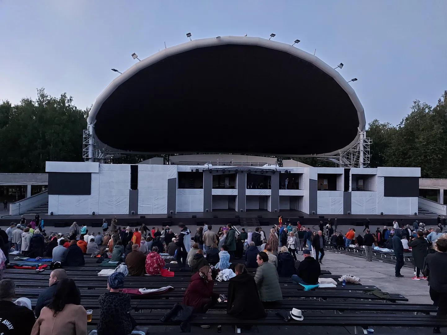 Rockooperi «Johnny» esietendus katkes kell 21.32, sest elekter kadus. Kell 21.52 olid pealtvaatjad ikka kohal ja ootel.
