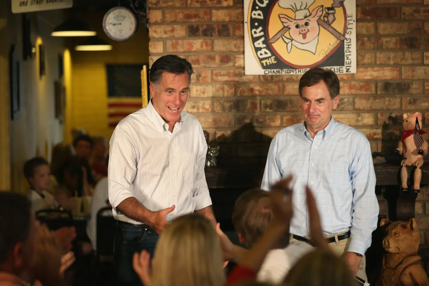 Vabariiklaste presidendikandidaat Mitt Romney (vasakul) augustis koos USA senatisse kandideeriva Richard Mourdockiga. Obama kampaania nõuab, et Romney loobuks nüüd Mourdockit toetamast.
