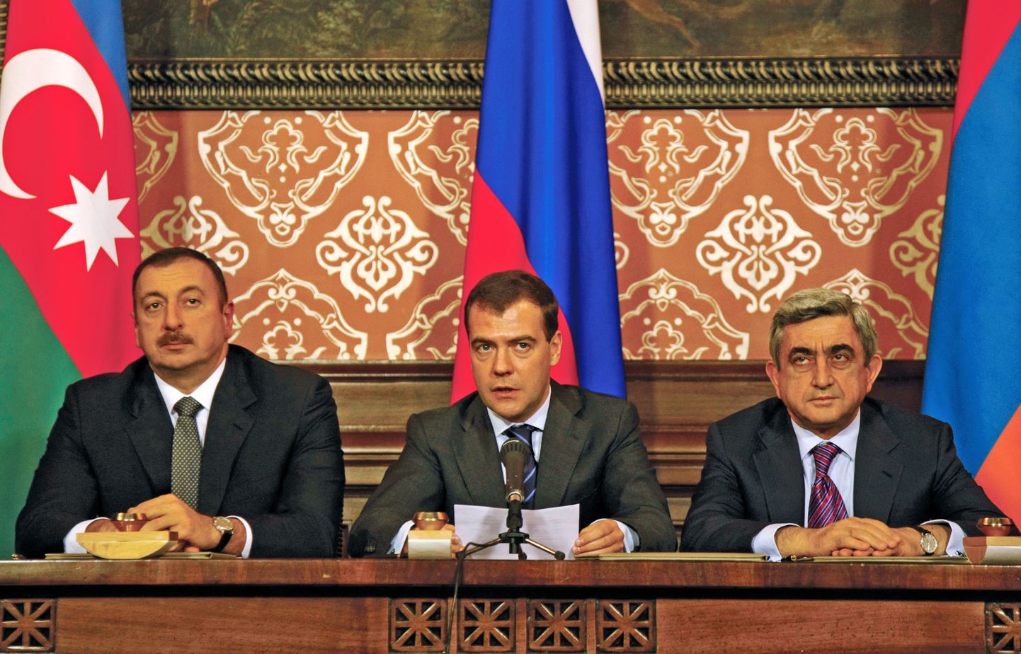 Aserbaidžaani president Ilham Alijev, Vene president Dmitri Medvedev ja Armeenia riigipea Serž Sargsjan.