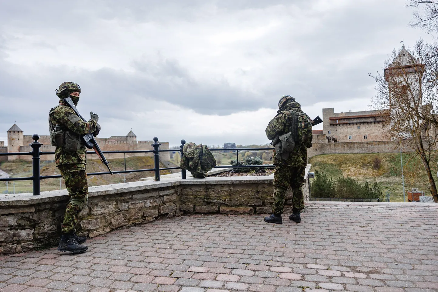 Kaitseväelased on kriisiõppusel KILP asunud positsioonile Hermanni linnus lähedal piiri ääres.