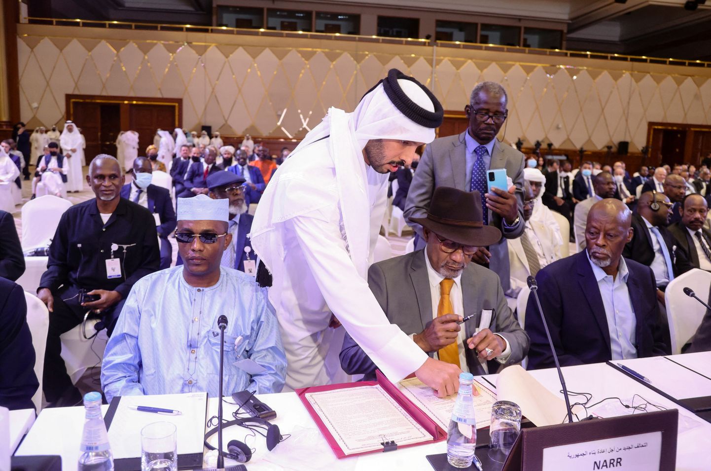 Ametnikud osalevad 8. augustil Kataris, Dohas asuvas Sheraton hotellis rahvuslikud rahukõneluste lepingu allkirjastamisel Tšaadi sõjaväelise üleminekuvalitsuse ja mässuliste vahel.