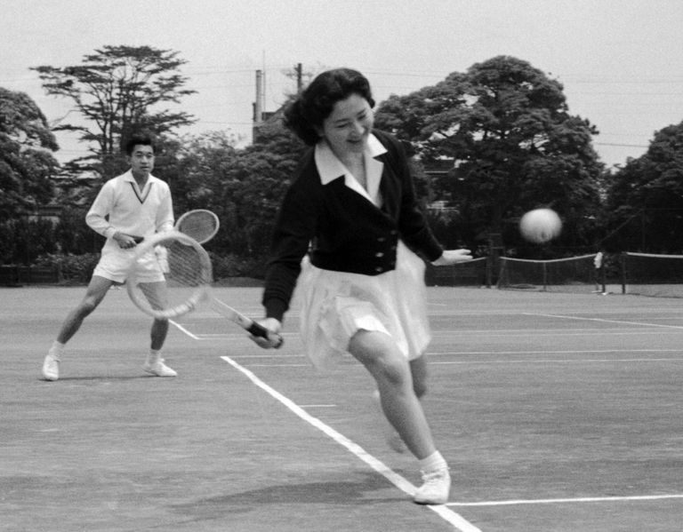 Jaapani kroonprints Akihito ja kroonprintsess Michiko mängimas 1959 Tokyos tennist